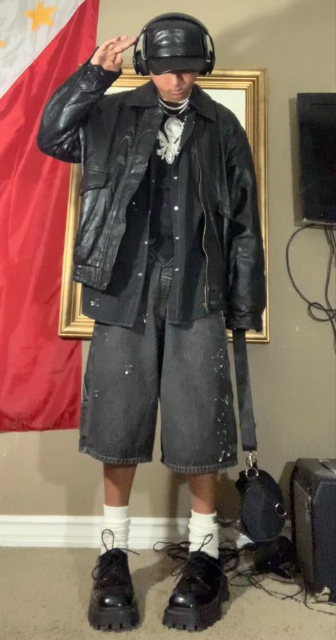 Jorts Y2k Grunge, Men Kpop Outfit, Black Alt Fashion, Alternative Male Fashion, Emo Male Outfits, Post Punk Outfit, Y2k Boys Fashion, Trad Goth Outfits Men, Masc Y2k