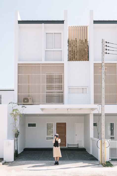 This Minimalist, Compact House Is Designed In Japanese Style Concept With Brilliant Usage Of Wood Works and Natural Lighting Japanese Townhouse, Grey Windows, Wooden Cupboard, Compact House, Japanese Minimalism, Internal Courtyard, Interior Design Themes, Northern Thailand, Wood Works