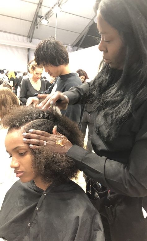 Cosmetology Black Women, Hair Stylist Black Woman, Black Cosmetologist Aesthetic, Hair Artist Aesthetic, Black Hair Stylist Aesthetic, Black Cosmetologist, Black Hairstylist Aesthetic, Black Hair Salon Aesthetic, Hairstylist Vision Board