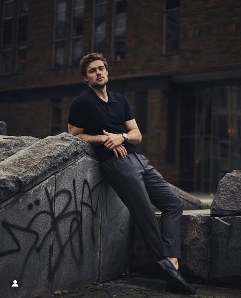 Senior Photoshoot Poses, Men's Portrait Photography, Male Portrait Poses, Outdoor Portrait Photography, Men Fashion Photoshoot, Senior Photography Poses, Male Senior Pictures, Mens Photoshoot Poses, Male Models Poses