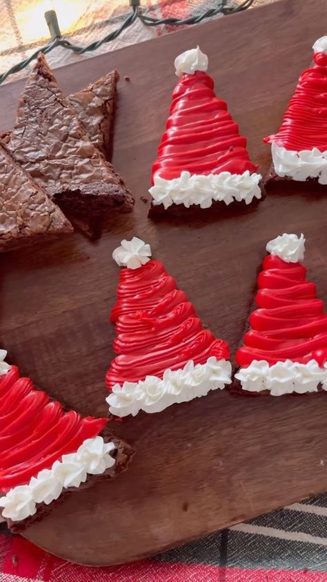 Santa Brownie Hats, Christmas Theme Brownies, Christmas Desserts Brownies, Snowman Cake Balls, Brownie Christmas Treats, Brownie Christmas Ideas, Holiday Brownies Christmas, Holiday Bake Sale Ideas, Brownie Santa Hats