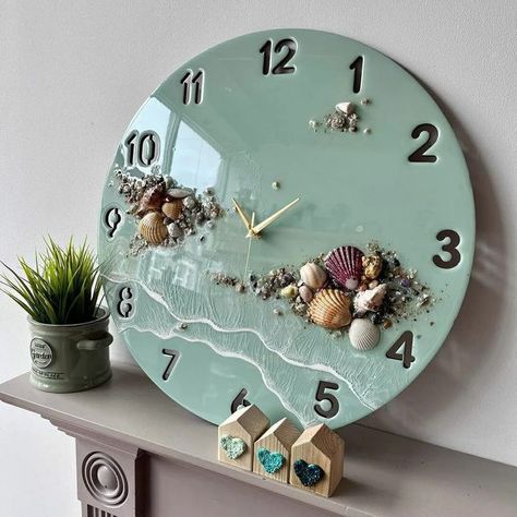 Resin Art Clock Diy, Resin Clock Ideas, Simple Resin Clock Ideas, Resin Diy Crafts, Shaker Resin, Beach Clock Resin, Resin Business, Clock Resin, Resin Art Canvas