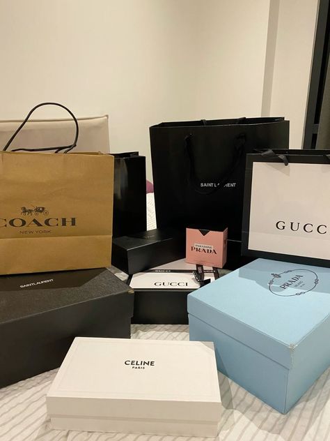 Vision Board Shopping Bags, Expensive Shopping Bags, Gucci Shopping Bag Aesthetic, Expensive Gifts For Women, Fanfiction Bts, Chrisean Rock, Rich Lifestyle Luxury, Gucci Shopping Bag, Luxury Birthday Gifts