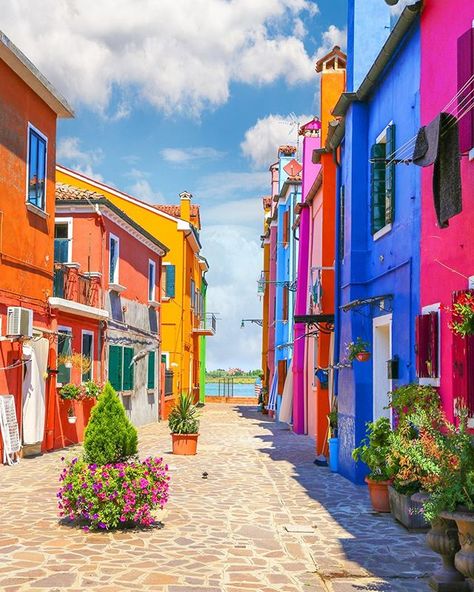 Burano #Italy: A real-life crayon box. Alu Arjun, Colorful Buildings, Colorful Places, Colourful Buildings, Italy Vacation, Venice Italy, Pretty Places, Places Around The World, Wonderful Places