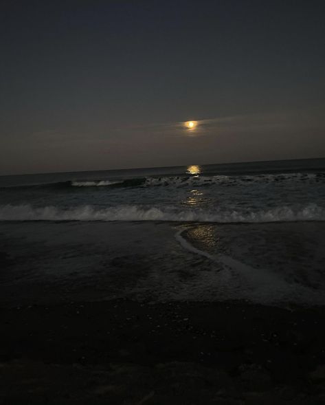 Quiet Dark Aesthetic, Beach Pic At Night, Beaches At Night Aesthetic, Oeacn Aesthetic, Fajer Core, Beach View Night, Aesthetic Beach At Night, The Beach At Night Aesthetic, Zee Core