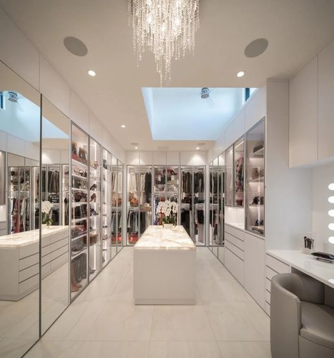 Big Closet Luxury, Walk In Closet Luxury, Ideas Armario, A Walk In Closet, Huge Closet, White Closet, Dream Closet Design, Beautiful Closets, Luxury Closets Design