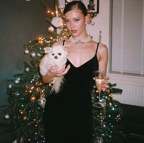 Influencer Holiday Photos, Christmas Influencer Shoot, Edgy Christmas Photoshoot, Holiday Party Aesthetic Outfit, Flash Photography Christmas, Vogue Christmas Editorial, Flash Christmas Photos, Christmas Photo Instagram, Christmas Photo Inspiration