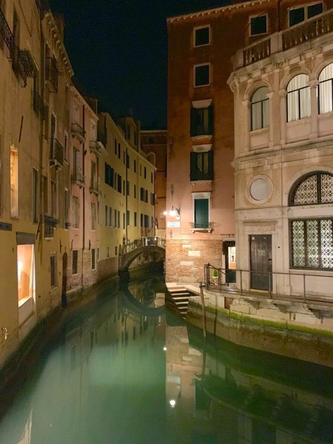 Venice in winter | 5 excellent reasons to visit this season Venice In Winter, Europe In December, Italy Winter, Italian Aesthetic, Visit Venice, Europe Winter, Italy Aesthetic, Top Hotels, Venice Italy