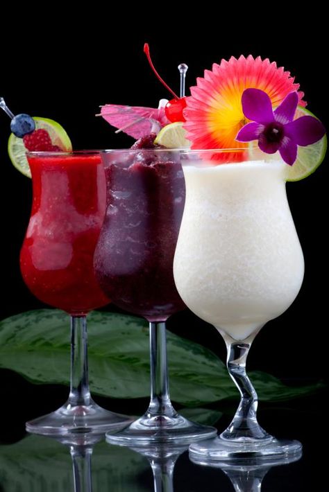 Frozen Daiquiri Cocktail Frozen Daiquiri Recipe, Daiquiri Recipes, Types Of Drinks, Frozen Daiquiri, Daiquiri Recipe, Daiquiri Cocktail, Frozen Cocktails, Tropical Drink, Alcohol Drink Recipes