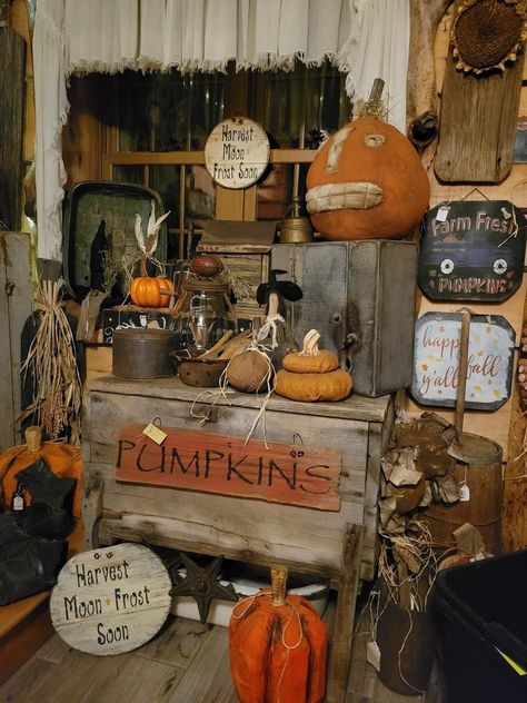 Primitive Booth Display Ideas, Halloween Craft Booth Display, Fall Vintage Booth Display, Fall Booth Display Ideas, Fall Antique Booth Displays, Fall Booth Displays Vintage, Fall Store Displays, Maximalism Design, Halloween Cottage