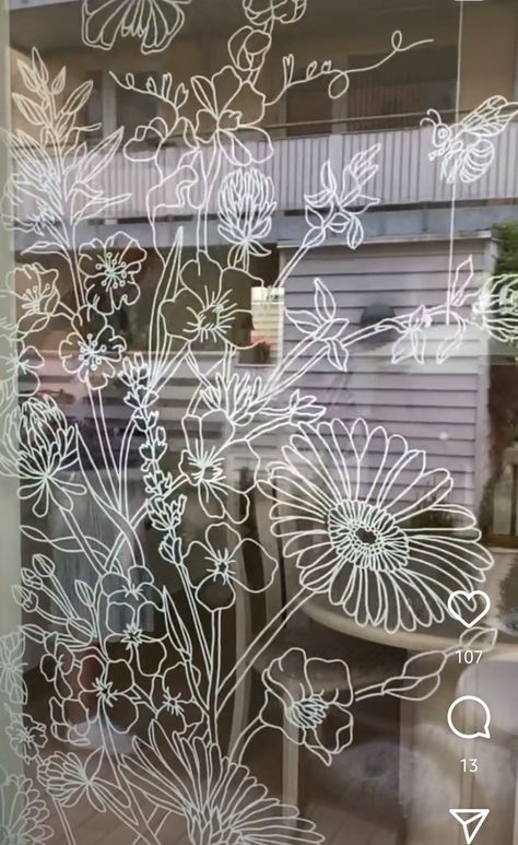 White Marker Window Art, Floral Window Art, Flower Window Art, Drawing On Windows Ideas, Floral Window Painting, Window Art Spring, Window Painting Spring, Glass Sticker Design Office, Flower Window Painting