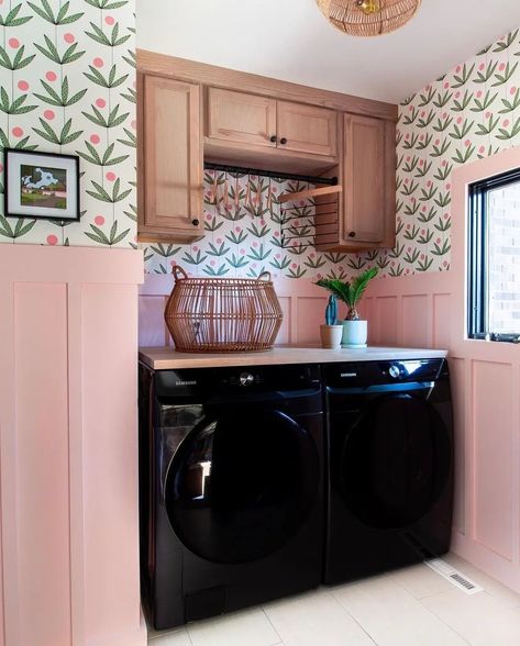 Quirky Utility Room Ideas, Small Colorful Laundry Room, Bright Laundry Room Ideas, Pink Utility Room, Maximalist Laundry Room, Colorful Laundry Room Ideas, Laundry Room With Wallpaper, Dream Mudroom, Pink Laundry Room