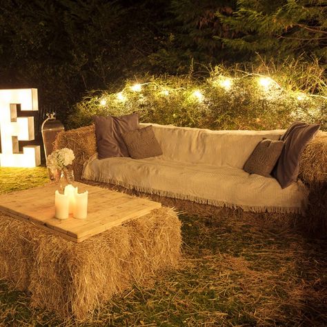 Hay Bale Wedding, Hay Bale Seating, Aisle Decorations, Country Party, Deco Champetre, Field Wedding, Barn Parties, Future Wedding Plans, Outdoor Wedding Decorations