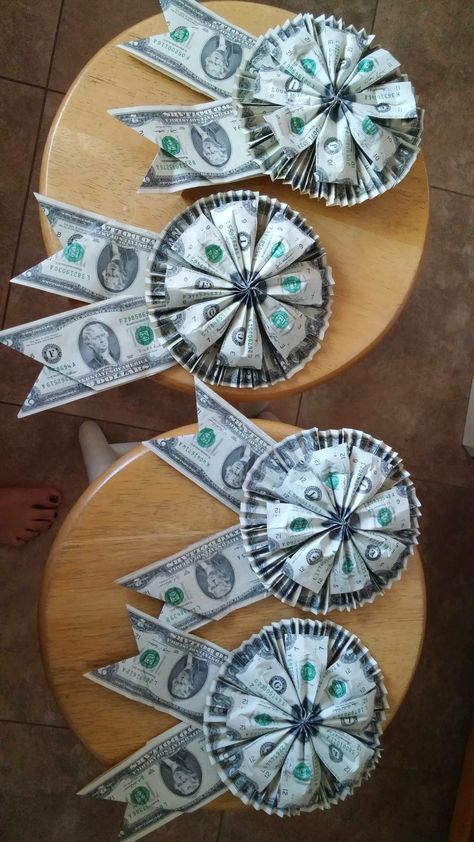 Money Garland Graduation Diy, Money Stole Graduation, Money Necklace For Graduation, Money Corsage, Money Leis For Graduation Diy, Money Garland, Money Bouquets, Money Gifts Christmas, Graduation Leis Diy Ribbons