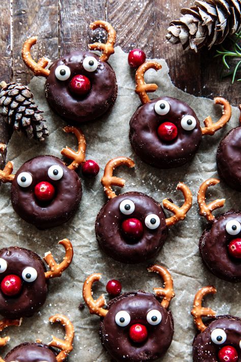 Reindeer Donut Treats, Reindeer Donuts Kids, Rudolph The Red Nosed Reindeer Party, Reindeer Desserts, Christmas Donuts Ideas, Christmas Themed Breakfast, Christmas Themed Food, Themed Christmas Party, Healthy Gingerbread Cookies