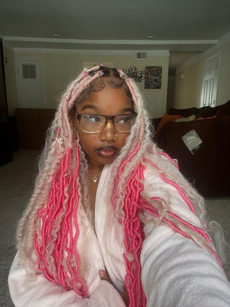 Black Hairstyles Braids Color, All Pink Box Braids, Pink And Blonde Invisible Locs, Soft Locs Brown And Pink, Pink Locs Hairstyles, Y2k Soft Loc Hairstyles, Invisible Locs Pink, Hot Pink Faux Locs, Pink And Blonde Locs Black Women