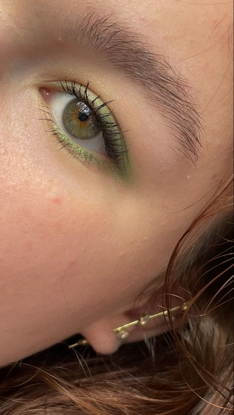 Daily Eyeliner Natural, Unique Simple Makeup, Makeup Inspo Eyeshadow, No Eyeliner Eyeshadow Looks, Green Makeup Looks Hooded Eyes, Colorful Natural Makeup, Everyday Colorful Eyeshadow, Makeup To Widen Eyes, No Liner Eye Makeup