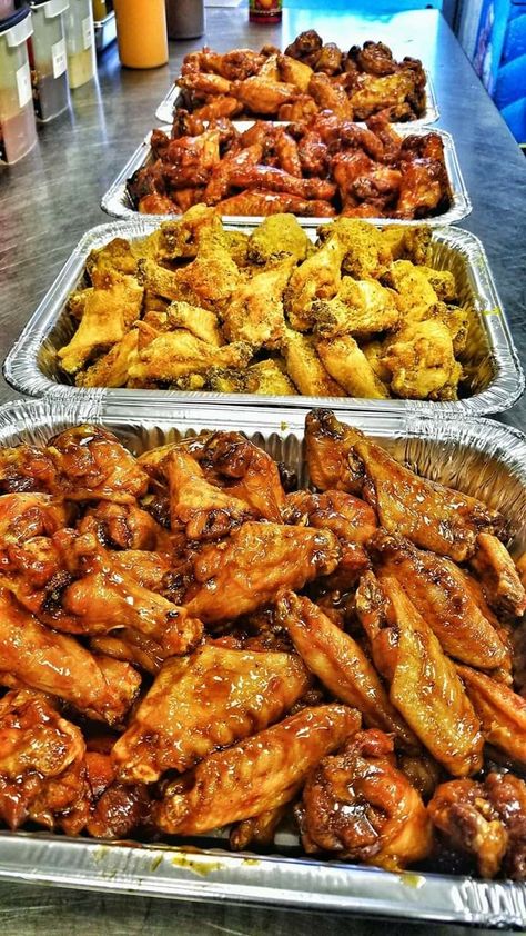 Wing Table Food, Chicken Wing Catering Display, Fun Party Food For Adults, Wingsgiving Party Ideas, Quince Dinner Ideas, Wing Buffet Ideas, Quinceanera Food Ideas Buffet, Wingsgiving Party, Sweet 16 Party Food Ideas Meals