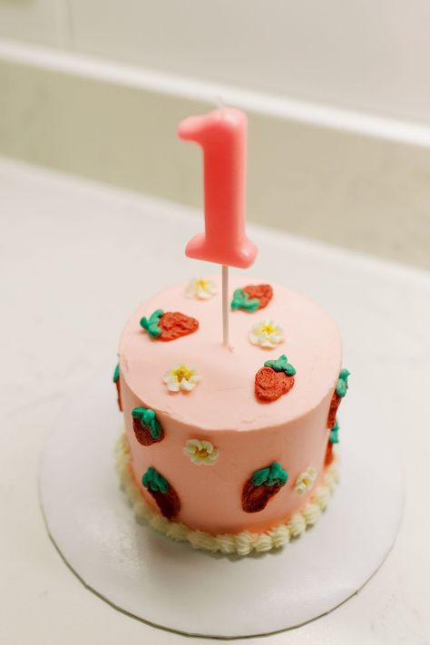 Berry First Birthday Cake, 1st Birthday Foods, Berry First Birthday Party, Smash Cake First Birthday, Baby First Birthday Themes, Strawberry Birthday Cake, First Birthday Cupcakes, Berry First Birthday, Baby Birthday Themes