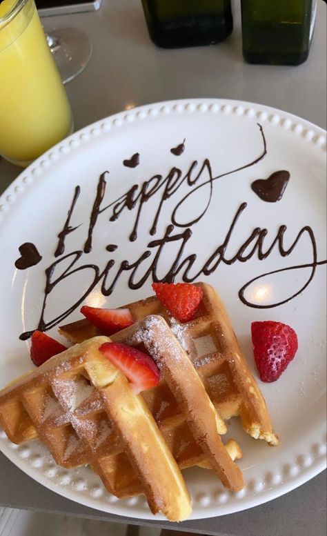 Waffles Snapchat, Waffle Birthday Cake, Waffles Decorados, Birthday Waffles Kids, Birthday Waffles, Waffle Birthday, Waffles Dulces Ideas, Belgian Waffle Snap, Elegant Birthday Cakes