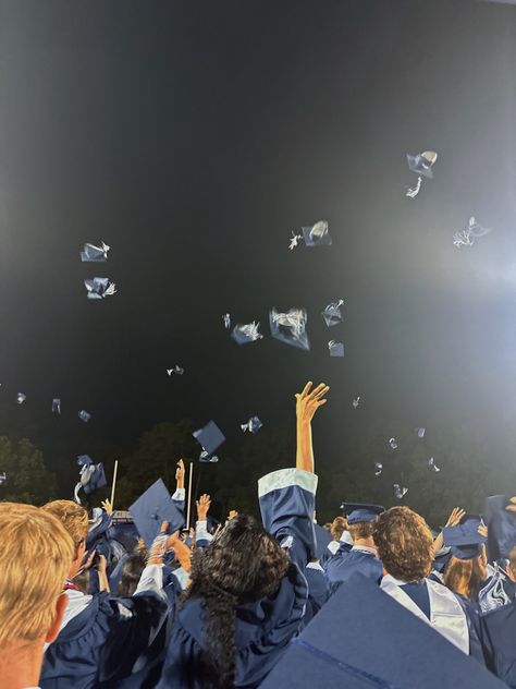 throwing cap Throwing Graduation Caps Aesthetic, Graduation Cap And Gown Aesthetic, College Aesthetic Graduation, Vision Board Photos School, Graduation Throwing Caps, Cap Throwing Graduation, Graduation Cap Throwing Aesthetic, Graduating Highschool Aesthetic, Graduating Vision Board