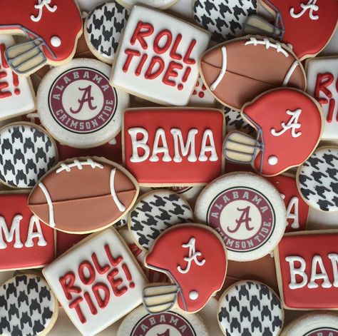 Alabama football Roll Tide Bama hounds tooth tailgate cookies Roll Tide Cookies, Tailgate Cookies, Razorback Cookies, Alabama Cookies, Alabama Farmhouse, Alabama Cakes, Football Sugar Cookies, Football Cookies, Sugar Cookie Royal Icing