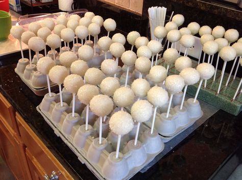 Cake Pops On Cake Decoration, Cake Pop Carrier, Cakepop Holder Ideas, Cake Pops Stand Diy, How To Make A Cake Pop Stand Diy, How To Dry Cake Pops, Easy Cake Pop Decorating, Displaying Cake Pops Ideas, Cake Pop Presentation Ideas