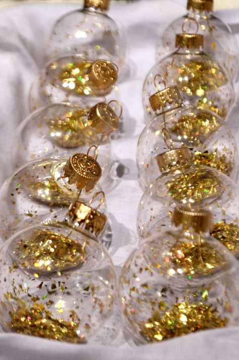 Christmas Balls Diy, Filled Ornaments, Diy Baubles, Confetti Ornaments, Bauble Ideas, Christmas Ornament Decor, Clear Christmas Ornaments, Glitter Ornaments Diy, Christmas Decs