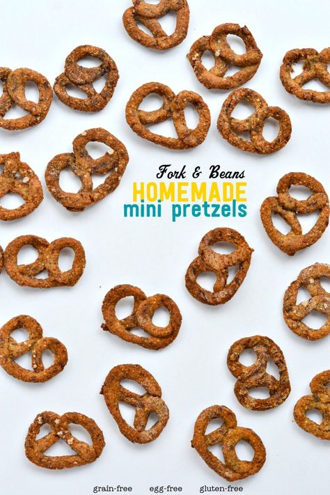 Homemade Mini Pretzels - made without yeast, grains, and eggs! Kos, Mini Pretzels Recipes, Hard Pretzels Recipe, Autumn Snacks, Hard Pretzels, Pretzel Snacks, Gluten Free Yeast Free, Homemade Pretzels, Diy Snacks