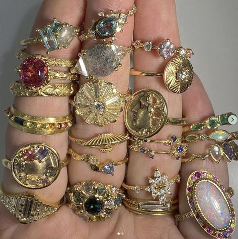 Semi Precious Engagement Rings, 90s Prom Accessories, Jewelry Inspiration Aesthetic, Maximilist Jewelery, Jewelleries Aesthetic, Vintage French Jewelry, Mixed Metals Ear Piercings, Maximalist Wedding Ring, Hold Jewelry Aesthetic