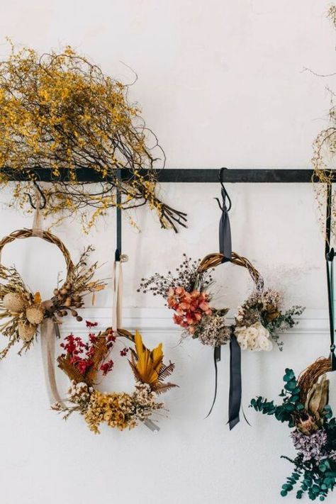 Dry Flower Christmas Decor, Dried Rose Wreath, Christmas Flower Wreaths, Christmas Wreath Dried Flowers, Christmas Dried Flower Wreath, Christmas Flower Wreath, Dried Flower Christmas Wreath, Christmas Dried Flowers, Christmas Craft Presents