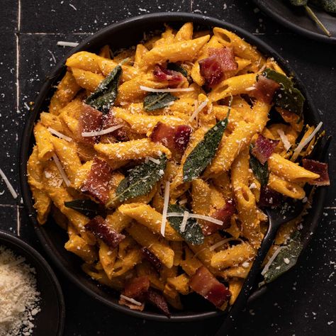 Easy Creamy Pumpkin Pasta Pasta With Bacon And Spinach, Creamy Pumpkin Pasta, Creamy Vodka Sauce, Pasta With Bacon, Penne Recipes, Pumpkin Lasagna, Pumpkin Ravioli, Pumpkin Dishes, Pumpkin Sauce