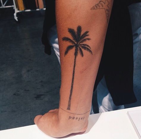 Hanna Tattoo, Tattoos Masculinas, Beachy Tattoos, Palm Tattoos, Muster Tattoos, Palm Tree Tattoo, Tree Tattoo, Forearm Tattoos, Piercing Tattoo