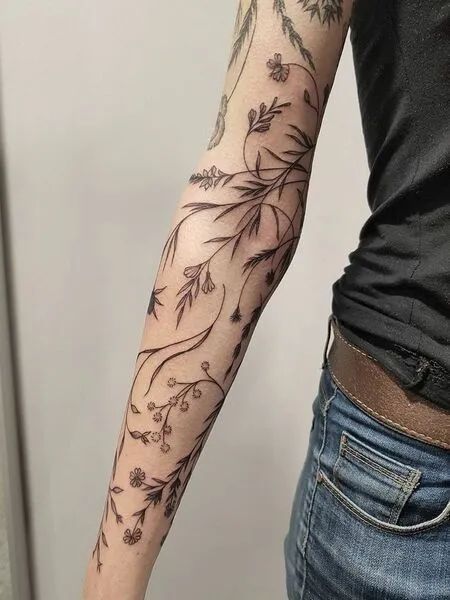 Stop wasting time in search of clear answers to all your questions. Read our article and find out all the information you need about illustrative tattoos! Vine Tattoo Sleeve, Tattoo Arm Flower, Sleeve Tattoo Ideas For Women, Natur Tattoo Arm, Flower Vine Tattoos, Cream Tattoo, Arm Sleeve Tattoos For Women, 16 Tattoo, Nature Tattoo Sleeve