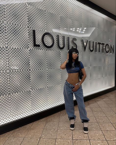 Crop Top Outfits Black Women, Underboob Outfits, Outfits Black Women, Chill Outfits, Easy Trendy Outfits, Crop Top Outfits, School Board, Cropped T Shirt, Pretty Outfits