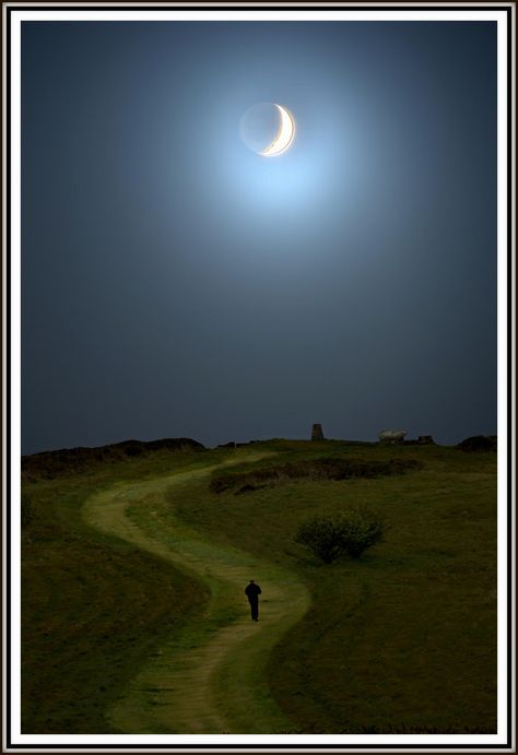 Moon Pictures, Beautiful Moon, Alam Yang Indah, Dream Vacations, Beautiful World, Night Skies, Dublin, Places To See, The Moon