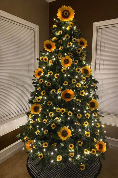 The sunflower Christmas tree trend of 2019 you have to see | Better Homes and Gardens Sunflower Christmas Tree, Sunflower Tree, Sunflower Christmas, Christmas Tree Decorations Ribbon, Vintage Fall Decor, Purple Christmas Tree, Christmas Tree Tops, Summer Christmas, Cocktail Cabinet