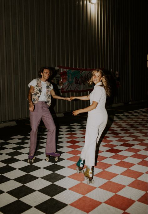 Wedding Roller Skates, Roller Disco Wedding, Roller Skating Photoshoot Couple, Roller Skate Wedding, Roller Rink Wedding, Roller Rink Engagement Photos, Roller Skating Rink Photoshoot, Roller Skating Wedding, Roller Rink Wedding Reception