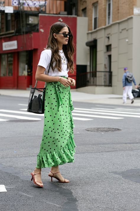 Polka Dot Midi Skirt Outfit, Green Polka Dot Skirt, Polka Dot Skirt Outfit, Dot Skirt Outfit, Gala Attire, Casual Oufits, Green Maxi Skirt, Carolina Herrera Dresses, Polka Dot Midi Skirt