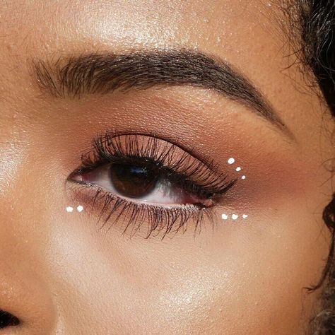 White Dot Makeup, White Eyeliner Looks, White Eyeliner Makeup, Rhinestone Makeup, Graphic Makeup, Rave Makeup, White Eyeliner, Eye Makeup Pictures, Dope Makeup