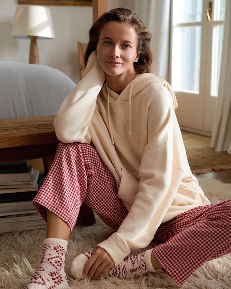 OYSHO on Instagram: “Great and comfy indoors. . #oysho #homewear #newin” Red Checked Shirt, Homewear Woman, Homewear Fashion, Winter Photoshoot, Oversize Knit, Knit Sweatshirt, Lingerie Collection, Autumn Fashion Women, Lingerie Sleepwear