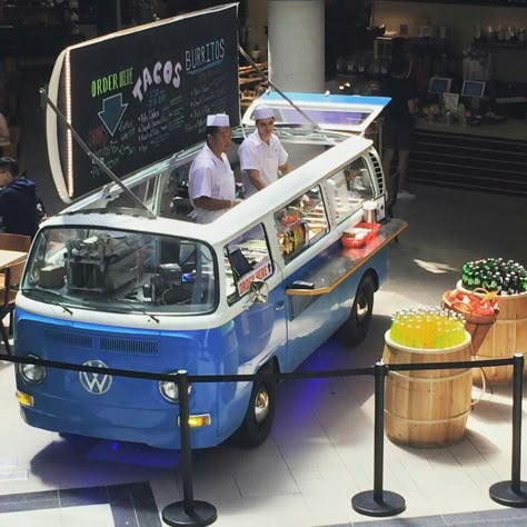 VW Bus taco truck Wedding Food Truck, Food Bus, Food Truck Ideas, Kombi Food Truck, Food Truck Interior, Car Restaurant, Kombi Trailer, Vegan Quesadilla, Foodtrucks Ideas