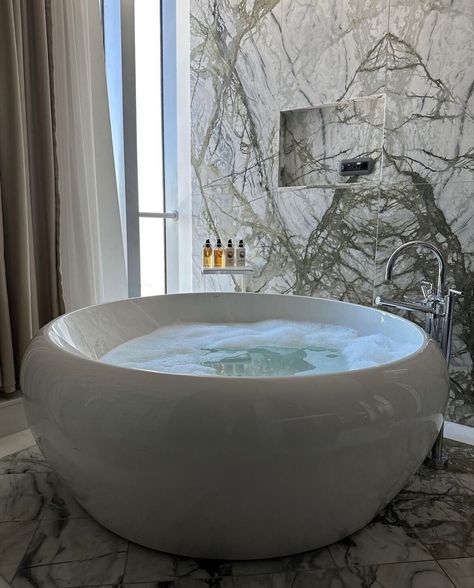 Aesthetic Skincare, Beauty Inspo, Dream Apartment, Spring Aesthetic, Dream House Interior, Design Your Dream House, Bath Tub, House Goals, Dream Rooms