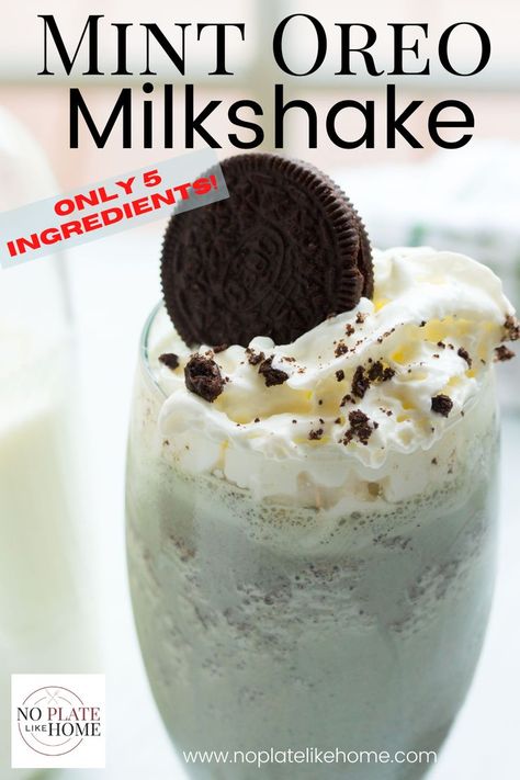 This tasty milkshake is perfect for mint chocolate lovers! It's a vanilla milkshake flavored with Oreos, mint extract and made green with a few drops of green food coloring. You don't need Mint Oreos to make it. This Mint Oreo Milkshake is a quick, delicious and refreshing ice cream dessert that's also perfect for St. Patrick's Day. Click the link to get this delicious recipe! Baileys Vanilla Mint Shake Recipes, Mint Oreo Dessert Recipes, Mint Milkshake Recipe, Mint Brownie Milkshake, Mint Chocolate Chip Milkshake Recipe, Mint Milkshake, Cookie Milkshake, Mint Shake, Oreo Shake