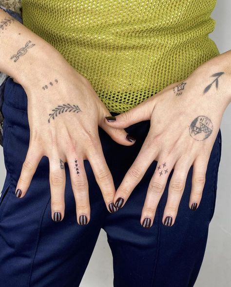 Simple Hand Tats Men, Hand Poked Tattoo Unique, Subtle Hand Tattoos, Hand With Tarot Card Tattoo, Tattoo On Hands For Women, Heart Finger Tattoos, Subtle Queer Tattoos, Minimalist Hand Tattoos For Women, Edgy Finger Tattoo