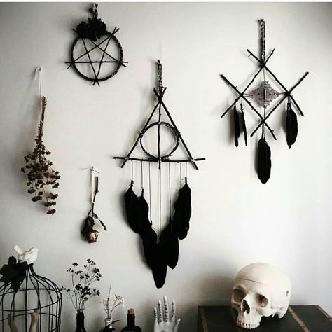 Atrapasueños Diy, Wiccan Decor, Pagan Crafts, Witchy Crafts, Goth Home Decor, Diy Bricolage, Goth Decor, Dream Catcher Diy, Witchy Decor