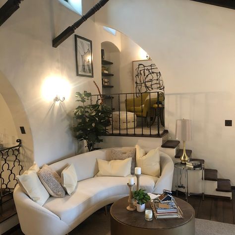 California Spanish Bungalow, Spanish House Design, West Hollywood Apartment, West Coast House, Spanish Revival Architecture, Architecture Famous, Jason Schwartzman, Bungalow Interior, Los Angeles Apartments