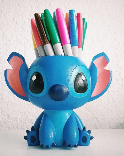 LILO & STITCH ; STITCH pencils holder Disney      Cute Sitting            Scalate to your preference            Scale to your preference Stitch Bedroom Ideas, Stitch Clay, Stitch Bedroom, Diy Crafts Pencil Case, Pencils Holder, Stitch Merchandise, Stitch Things, Lilo And Stitch Merchandise, Clay Pen