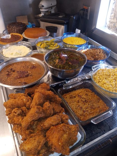 Black Culture Aesthetic Food, Soul Food Platter, Black Folks Thanksgiving Dinner, Soul Food Catering Ideas, Repast Food Ideas, Black Culture Food, Thanksgiving Meal Ideas Black People, Black Family Dinner Aesthetic, 3 Course Meal Ideas Dinners Families