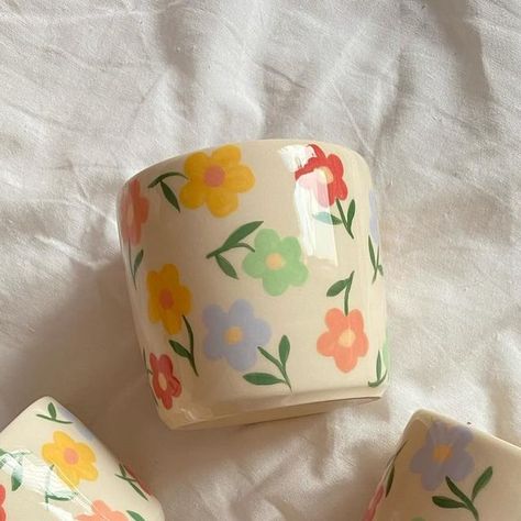 Draw On Mug, Cup Diy Ideas, Ceramic Painting Flowers, Pottery Painting Vase Ideas, Drawing On Cups, Pottery Cup Painting Ideas, Paint Your Own Pottery Ideas Mug, Cute Mug Designs, Spring Pottery